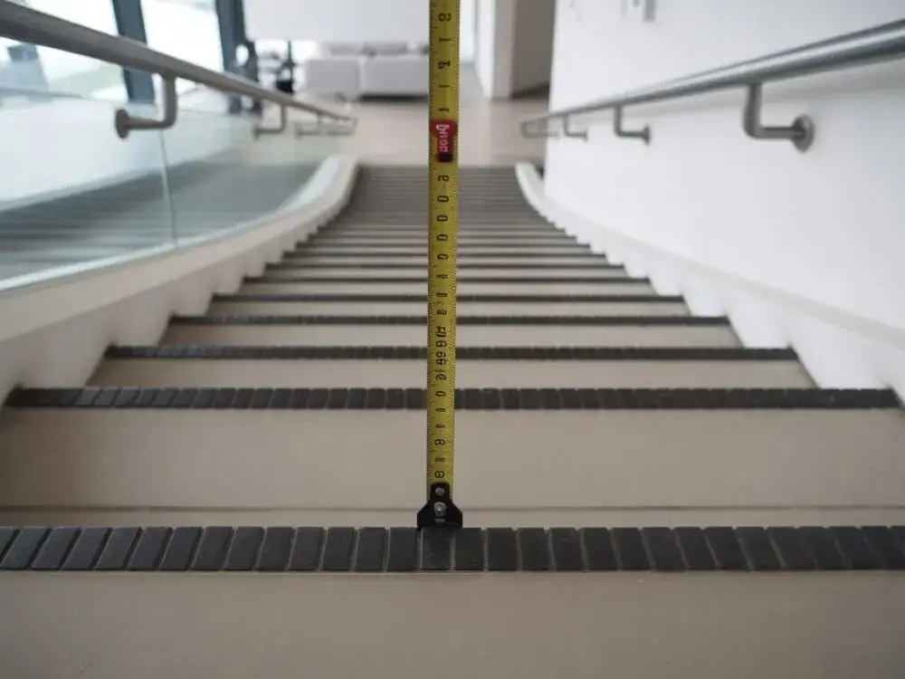 Jak poprawić strome schody, aby zwiększyć bezpieczeństwo i komfort?