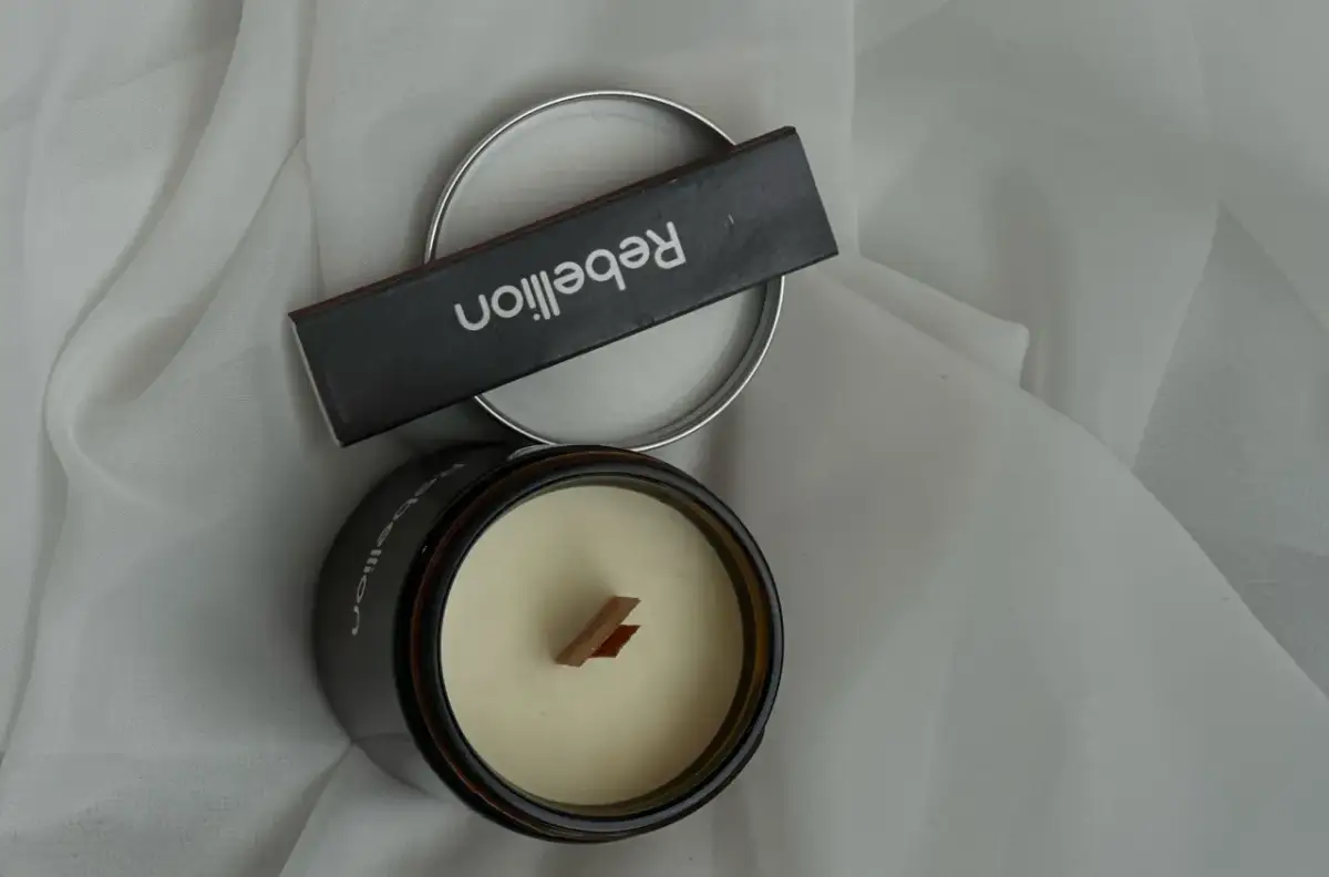 Świeczka o zapachu prania – stwórz świeżą atmosferę w domu