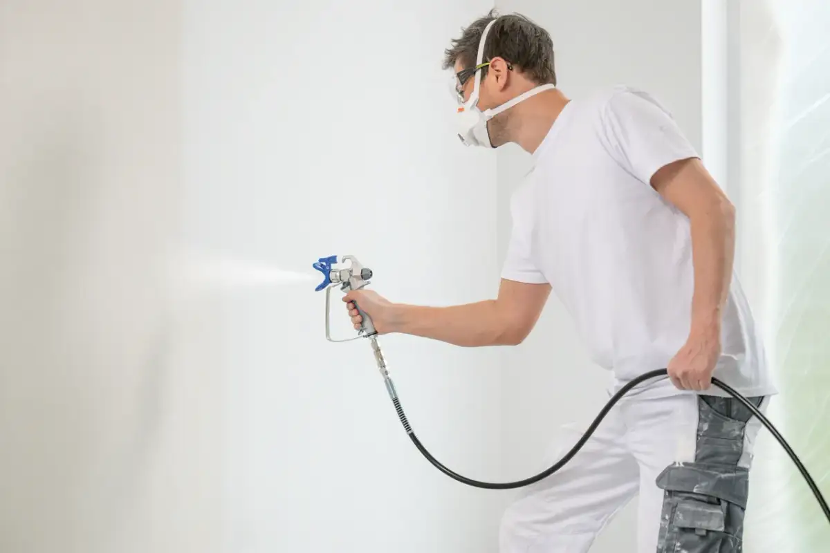 Jaką farbę do agregatu malarskiego wybrać, by uniknąć problemów?