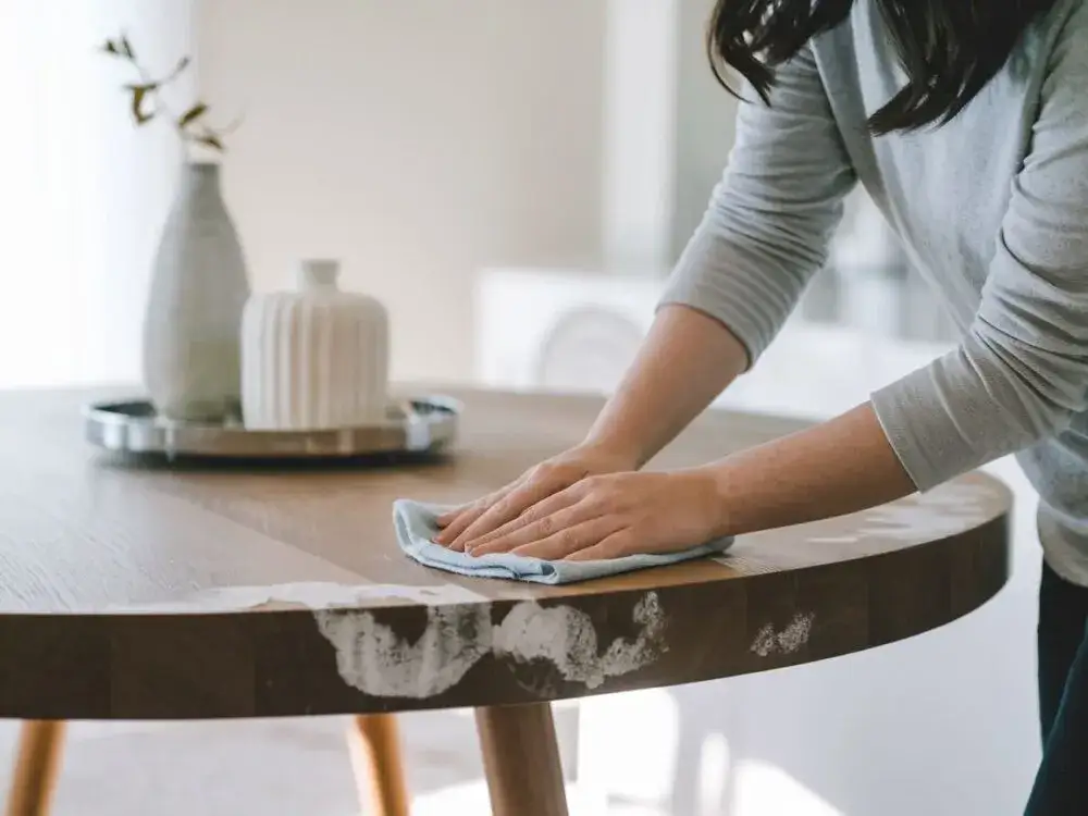 Usuń odparzenia z mebli: Sprawdzone metody krok po kroku