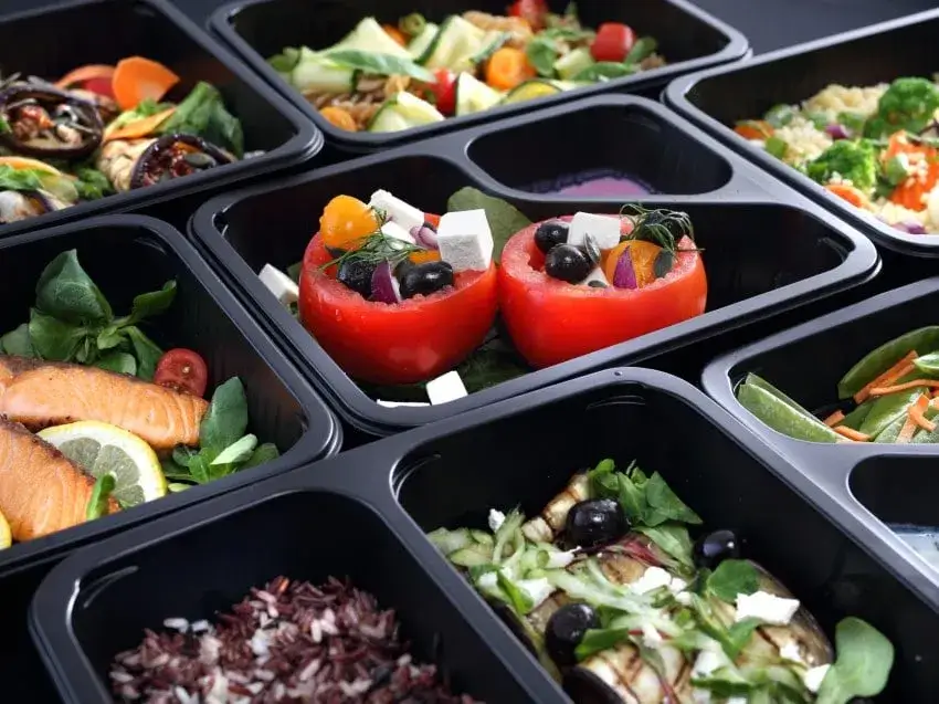 Jak wybrać catering dietetyczny, aby uniknąć nietrafionych wyborów?