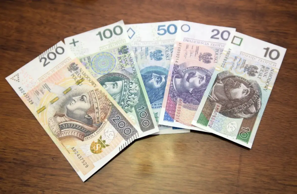 Wycofane banknoty polskie: 200, 100, 50, 20 i 10 złotych leżą na drewnianym blacie.