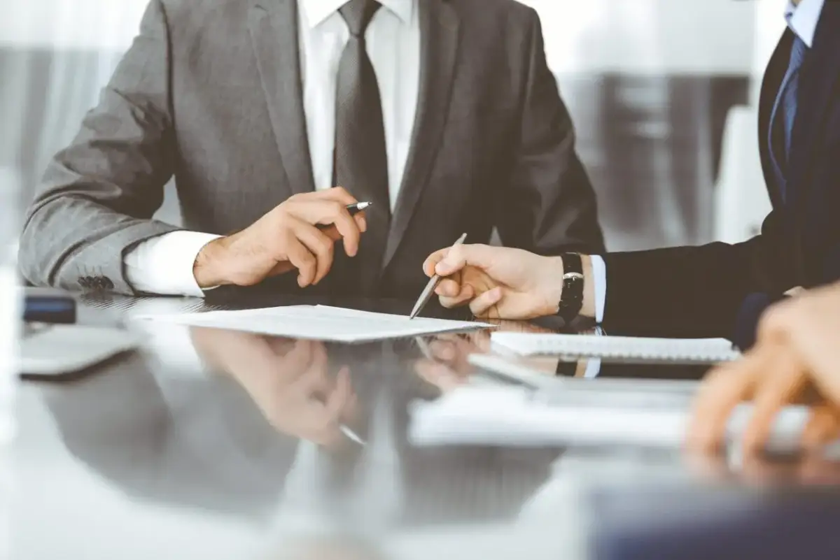 Syndyk przy upadłości konsumenckiej sprawdza dokumenty, analizuje finanse i ustala majątek dłużnika.