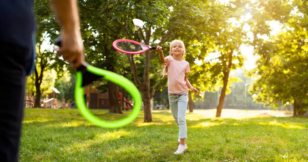 Zabawy plenerowe dla dzieci i rodziców, które zacieśnią rodzinne więzi