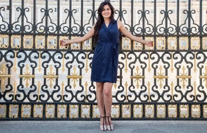 Stylizacja granatowej sukienki: inspiracje na każdą okazję i wyjątkowe dodatki