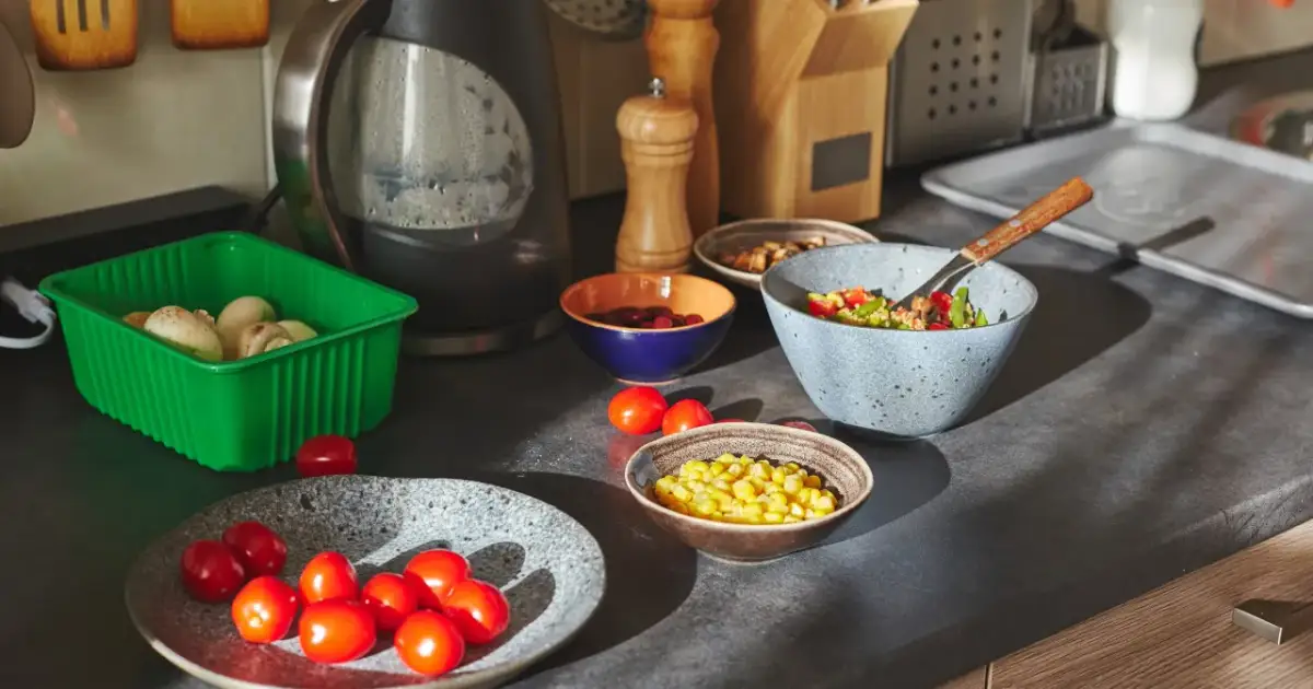 Składniki na zdrową dietę węglowodanową: pomidorki, kukurydza, fasola, pieczarki i sałatka.