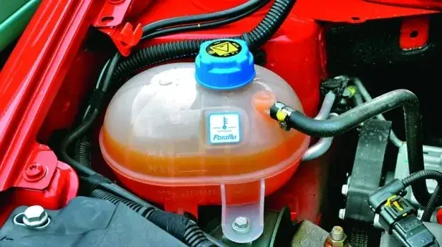 Czy można dolać płyn chłodniczy na ciepłym silniku? Unikaj poważnych uszkodzeń