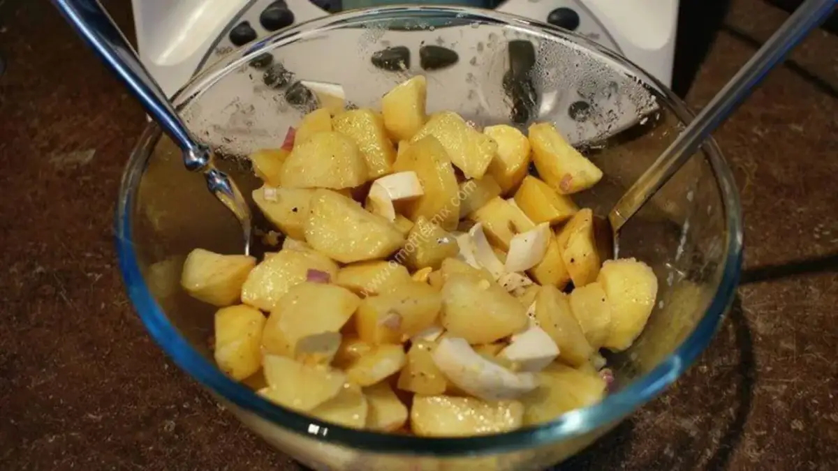 Vinaigrette salade de pommes de terre : finie la salade sèche !