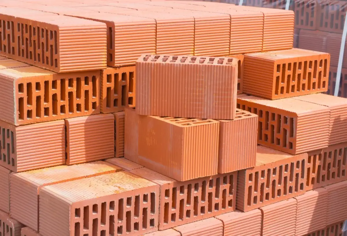 Stos pustaków ceramicznych, idealnych do budowy domu energooszczędnego. Zastanawiasz się, z czego budować dom energooszczędny: pustak ceramiczny czy gazobeton?