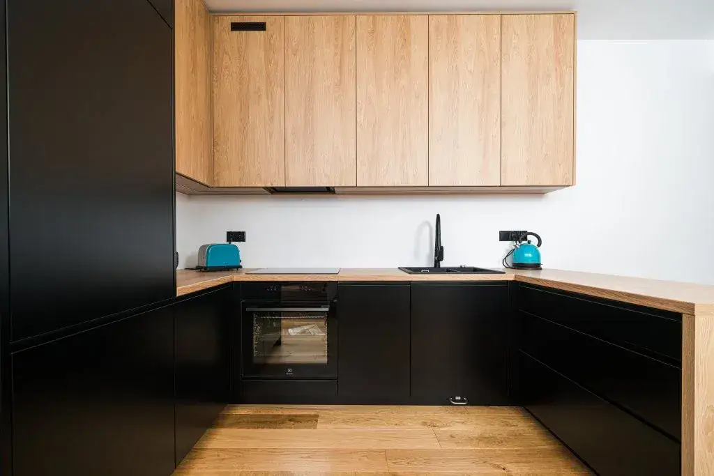 Na jakiej wysokości szafki kuchenne, aby zapewnić wygodę i funkcjonalność?