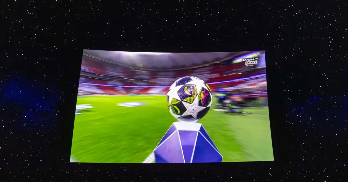 Piłka Ligi Europy na tle stadionu, gotowa do analizy statystyk meczowych.