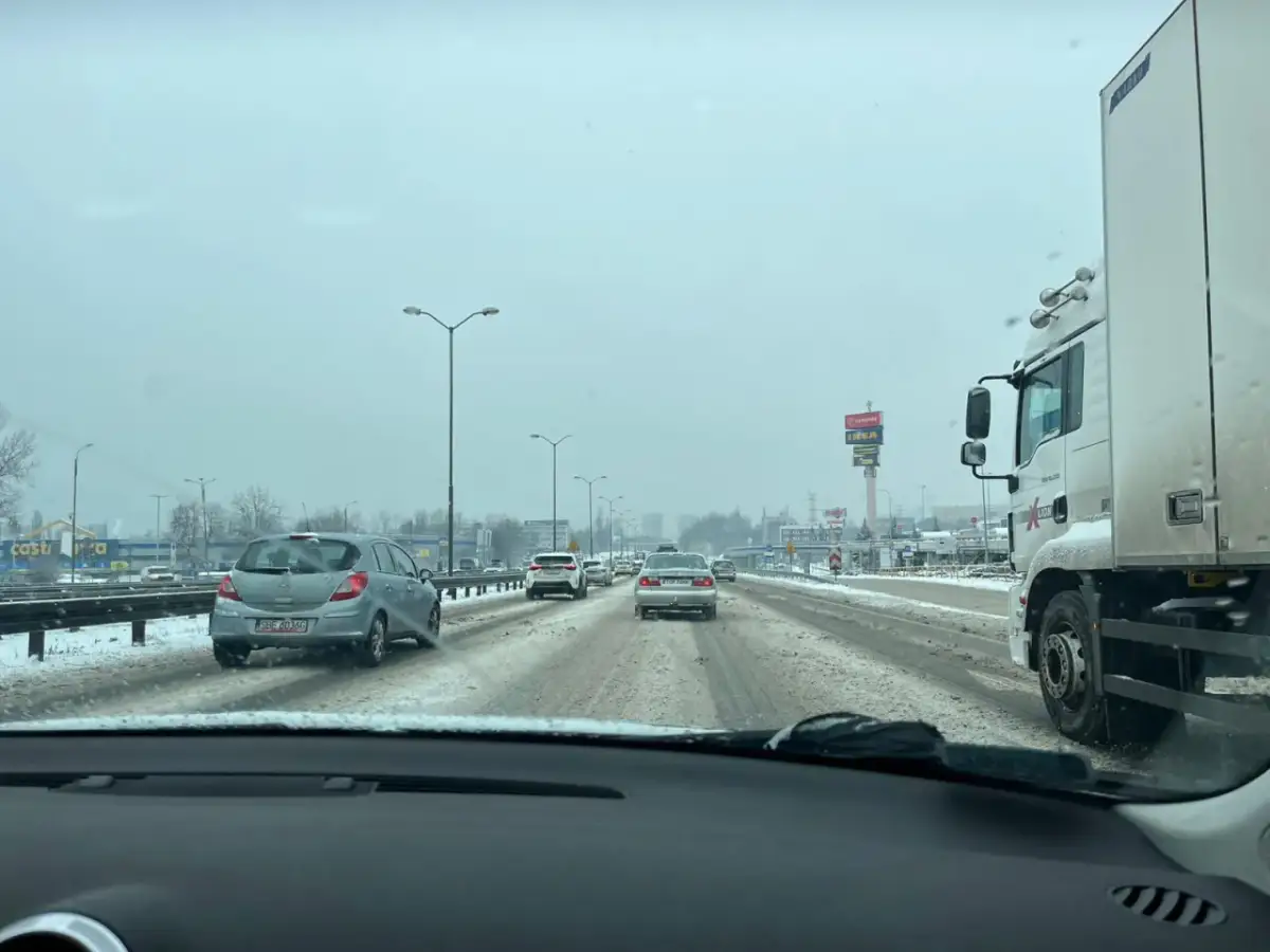 Śnieg na drodze w Katowicach. Ciężarówka i samochody w korku. Informacje drogowe Katowice.