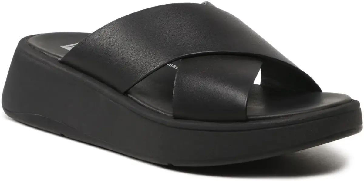 Czarne sandały na platformie z krzyżującymi się paskami. Fitflop to znana marka obuwia, która stawia na komfort i styl.