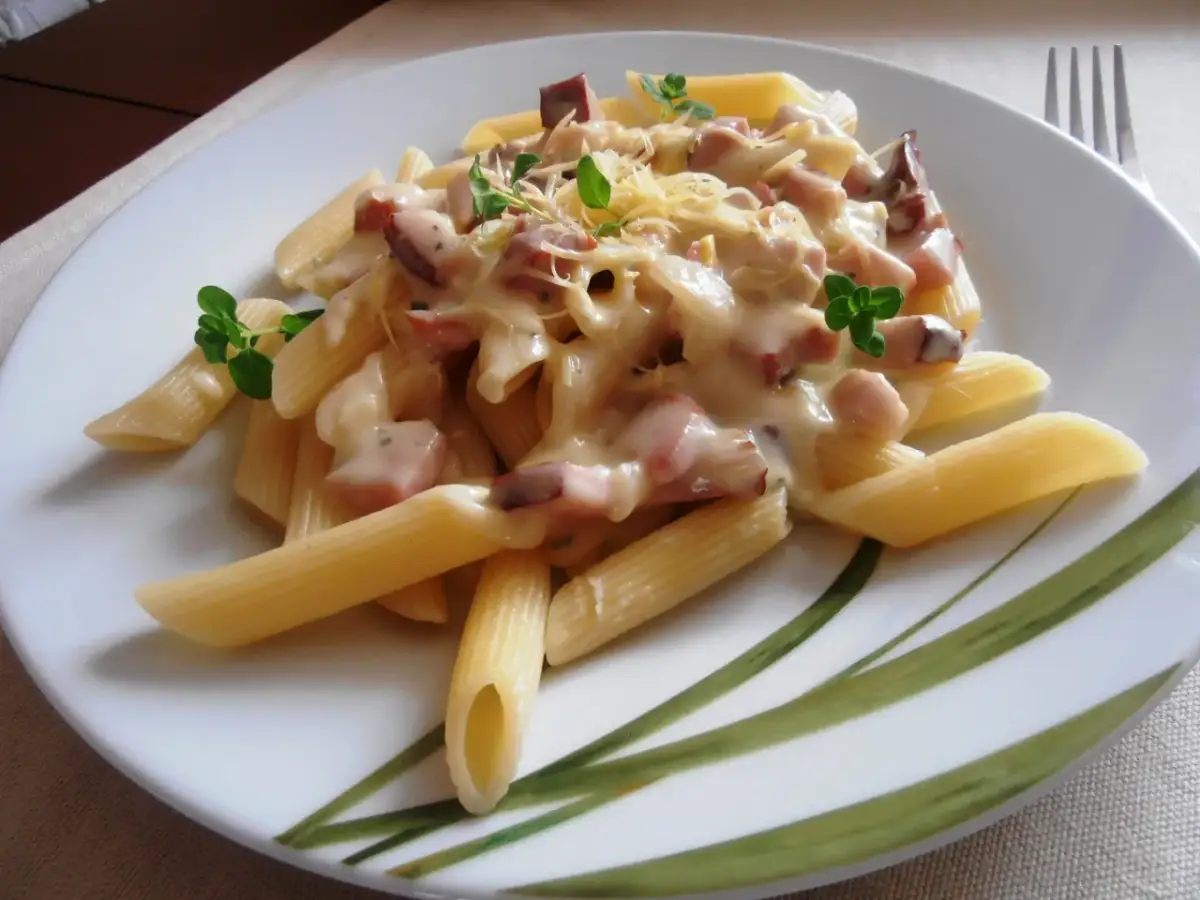 Idealny przepis na makaron penne carbonara, który zachwyci smakiem