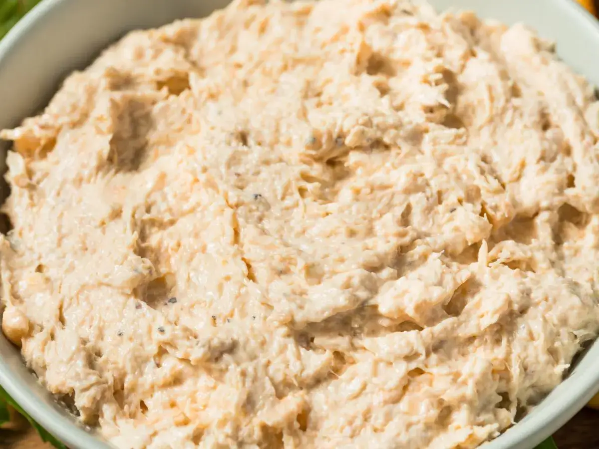 Kremowa pasta z gotowanego kurczaka, idealna na kanapki lub jako dip.