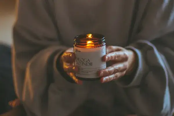 Z czego robi się świeczki? Odkryj tajemnice wosków i ich właściwości