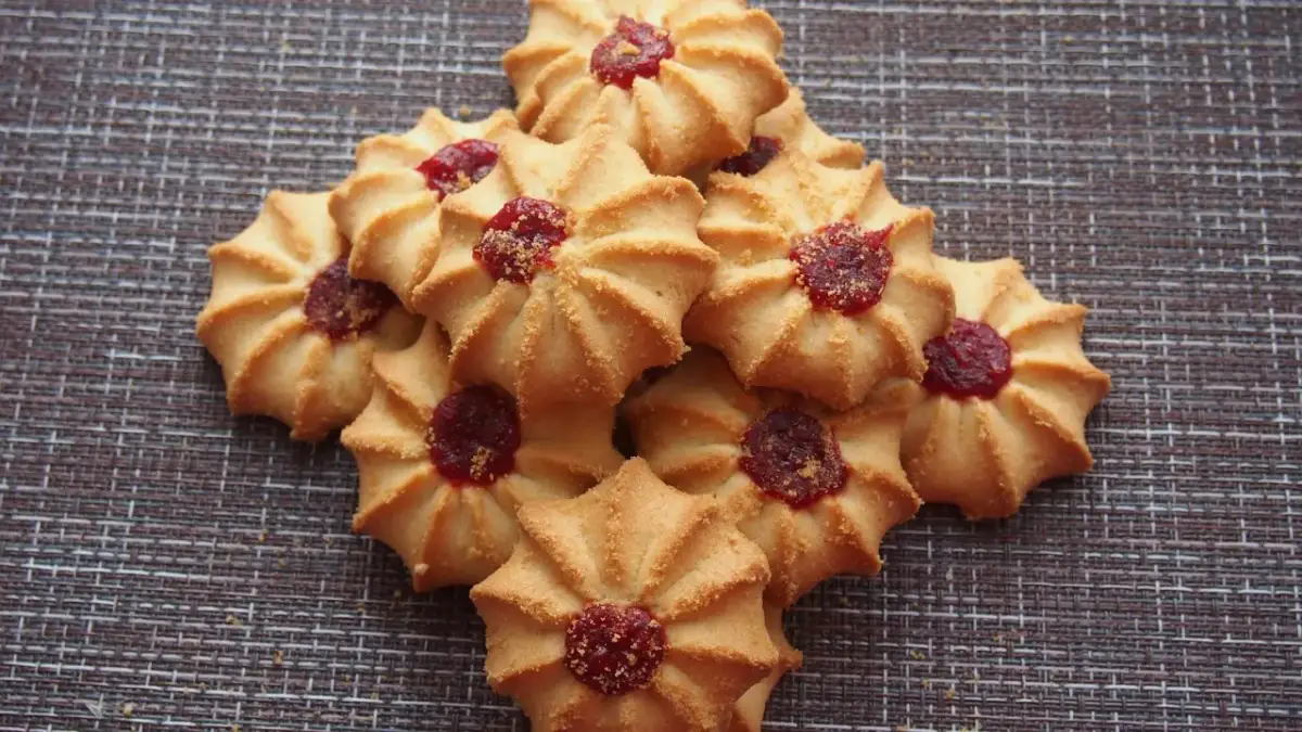 Sekret kruchych ciastek budyniowych: przepis, triki, wariacje