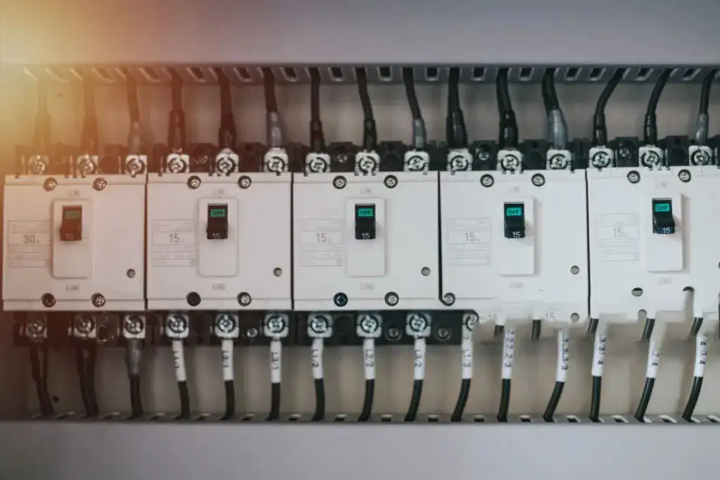 Jak sprawdzić bezpiecznik termiczny miernikiem, aby uniknąć awarii urządzeń