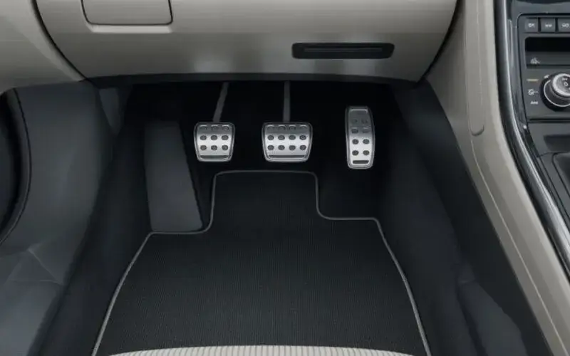 Gdzie jest sprzęgło? Lokalizacja, działanie i jak o nie dbać!