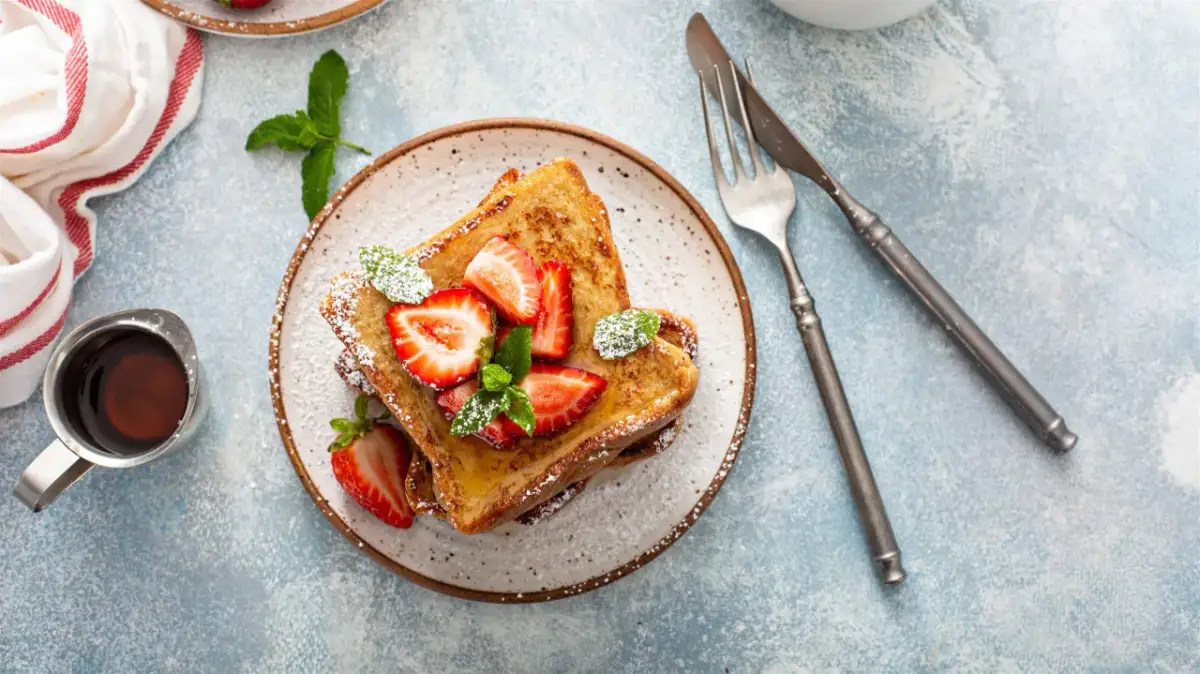 Chleb w jajku: na słodko, słono i fit! Sekret chrupkości