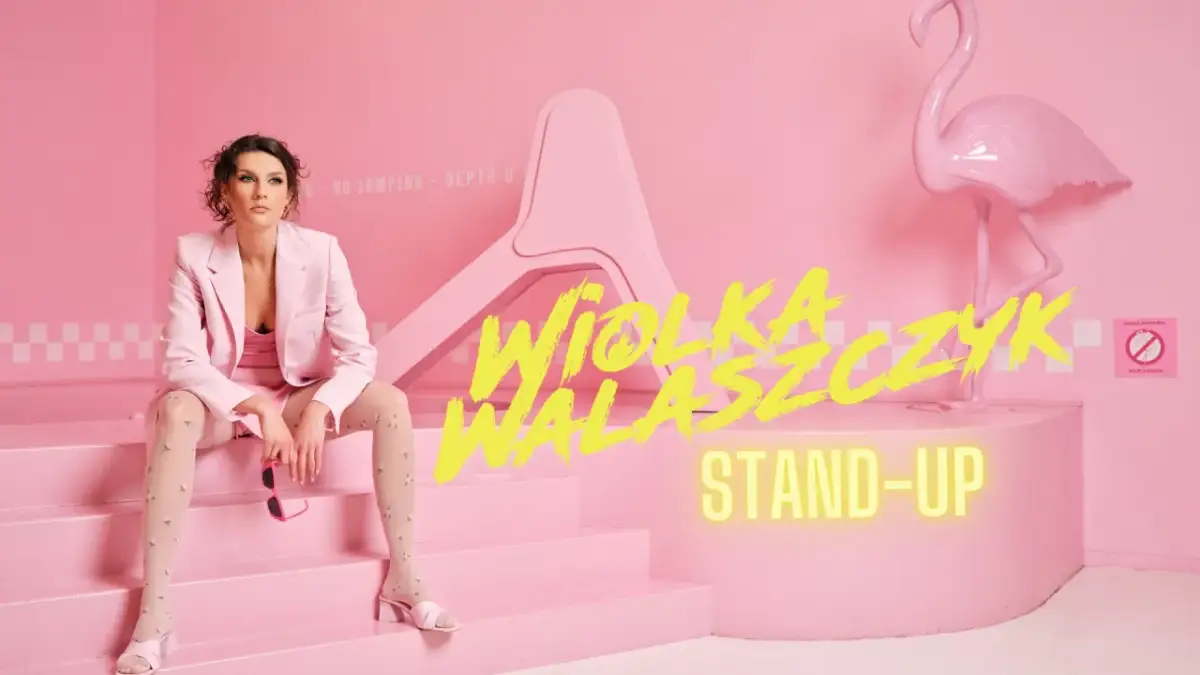 Wiola Walasczyk gotowa na stand-up. Siedzi na różowych schodach obok flaminga.