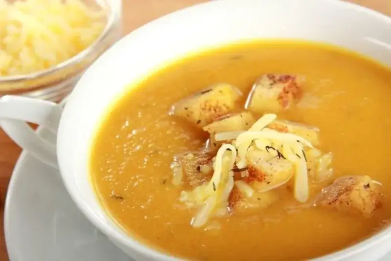 Jak ugotować pyszną zupę cebulową – prosty przepis krok po kroku