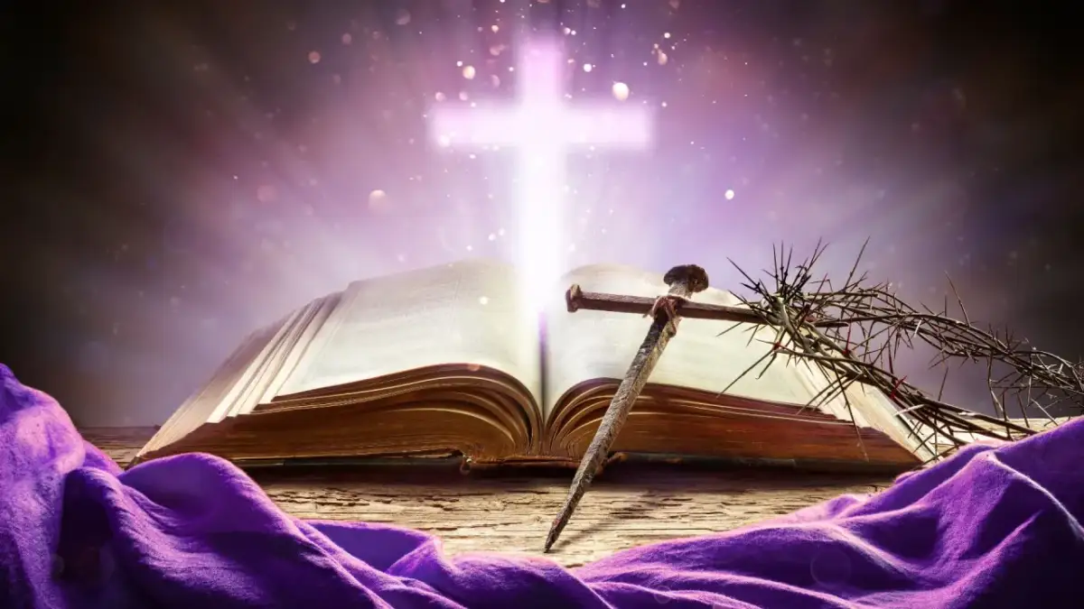 Otwarta Biblia, cierniowa korona i gwóźdź symbolizują mękę Chrystusa. Światło krzyża nad księgą przypomina o nadziei i czasie refleksji, ile trwają rekolekcje.