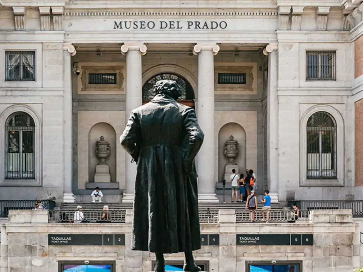 Pomnik przed wejściem do Muzeum Sztuki w Madrycie. Turyści zwiedzają.