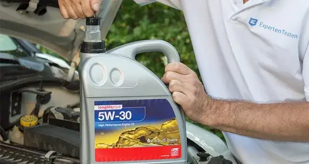5W-30 Motoröl Test: Die besten Öle & worauf Sie achten müssen