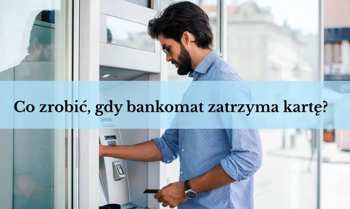 Mężczyzna z kartą w ręku przy bankomacie, zastanawia się, co zrobić, gdy bankomat zatrzyma kartę.