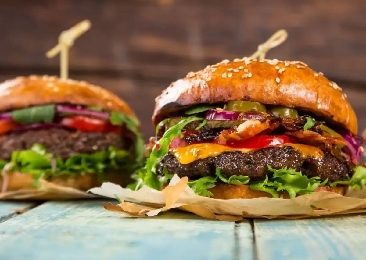 Dzień Hamburgera: 28 maja! Jak świętować i zrobić idealnego burgera?