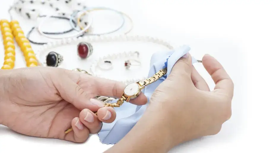 Jak wyczyścić biżuterię sztuczną, aby uniknąć uszkodzeń i przywrócić blask