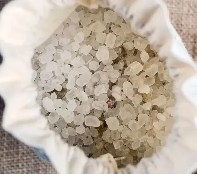 Niedobór soli w organizmie objawy – poznaj niebezpieczne symptomy