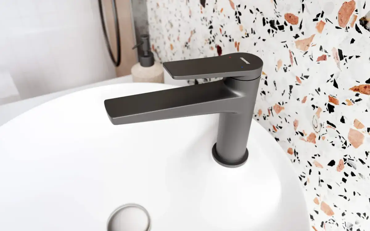 Czarne baterie: Jak czyścić bez zarysowań i smug? Porady ekspertki