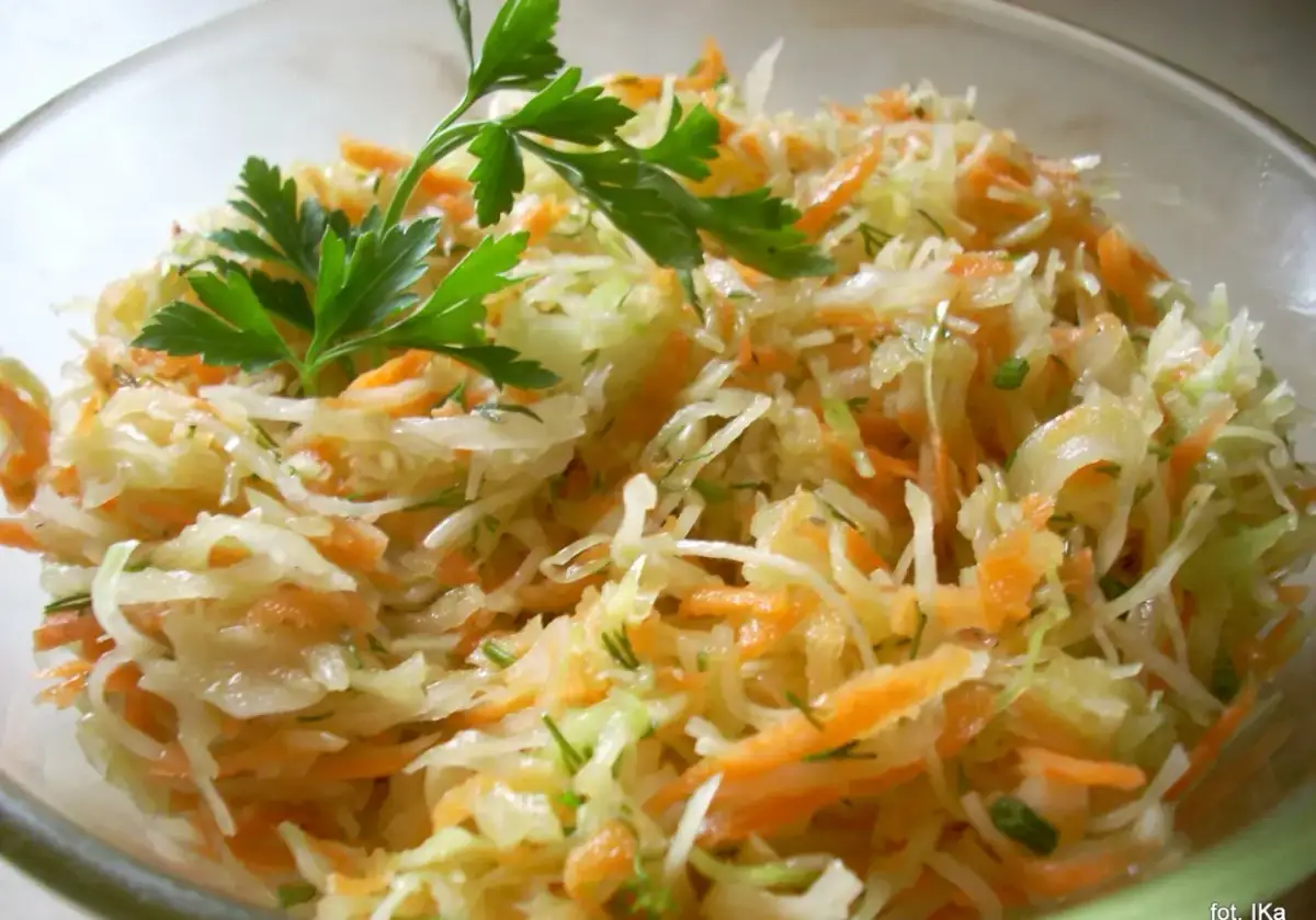Twoja surówka z białej kapusty jak z restauracji? Sprawdź przepis!