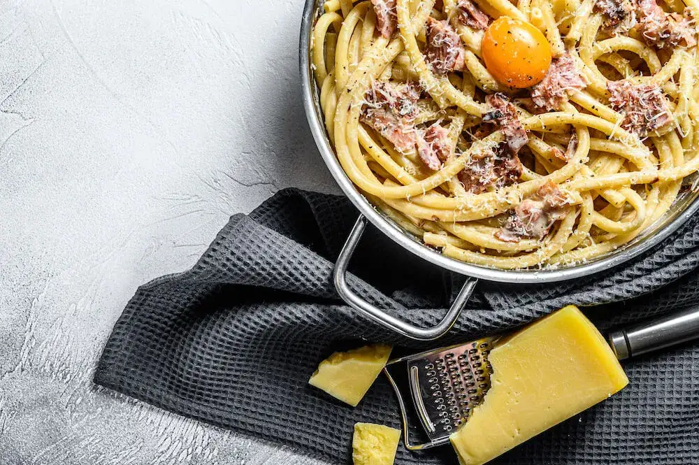 Jaki ser do spaghetti carbonara? Odkryj najlepsze opcje i zamienniki