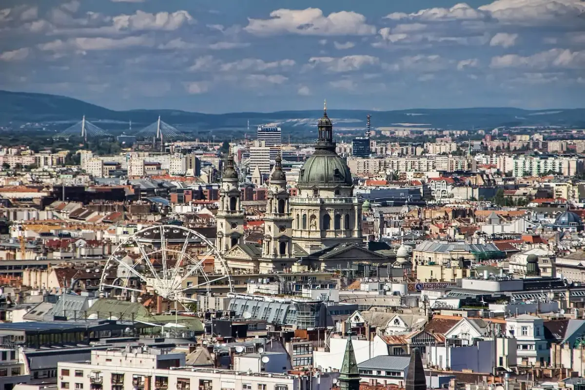 Widok panoramy Budapesztu z bazyliką św. Stefana i diabelskim młynem.