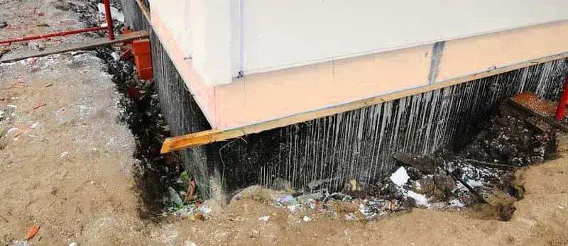 Czym obłożyć fundament, by uniknąć problemów z wilgocią?