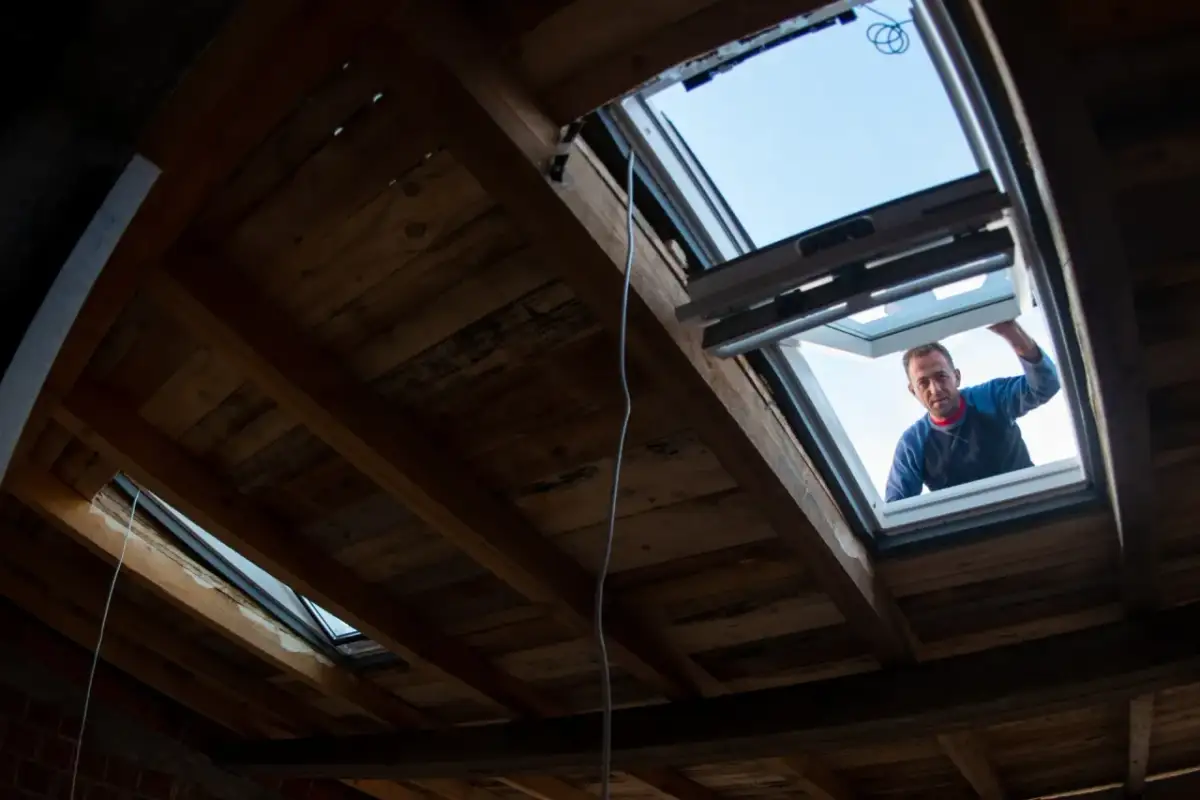 Ile kosztuje zamontowanie okna dachowego? Sprawdź, co wpływa na cenę