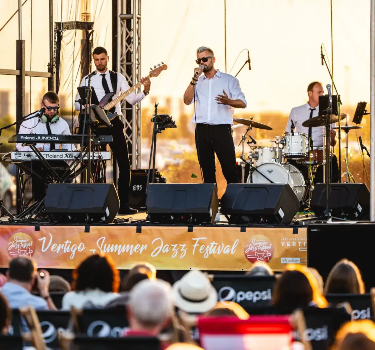 Gdzie można oglądać koncerty na żywo? Odkryj najlepsze opcje teraz