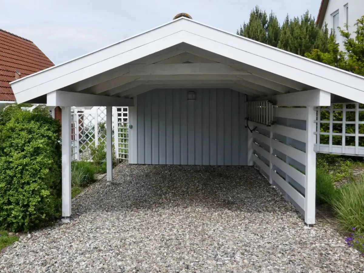 Podjazd z kamienia pod wiatą. Jak wysypać kamień na podjazd, by wyglądał estetycznie i był praktyczny.