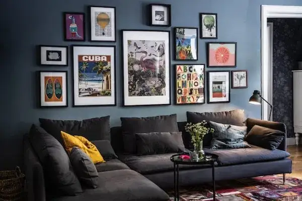 Jak powiesić obrazy w salonie, aby stworzyć harmonijną przestrzeń?