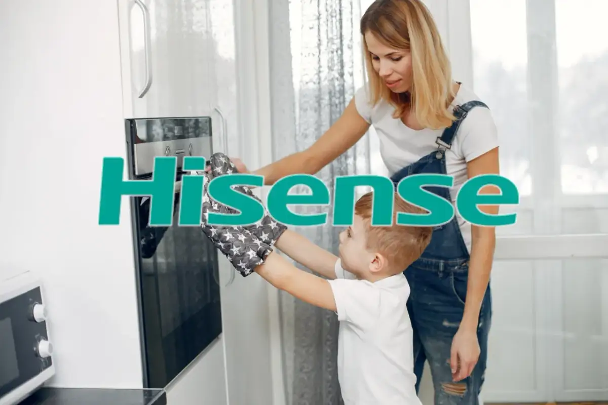 Mama i syn przy piekarniku Hisense. Firma Hisense oferuje sprzęt AGD.