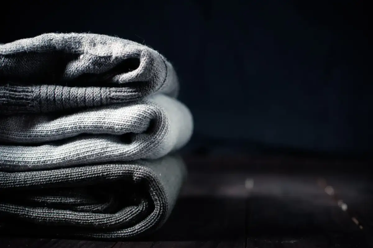 Jak suszyć swetry w suszarce bez ryzyka ich zniszczenia?