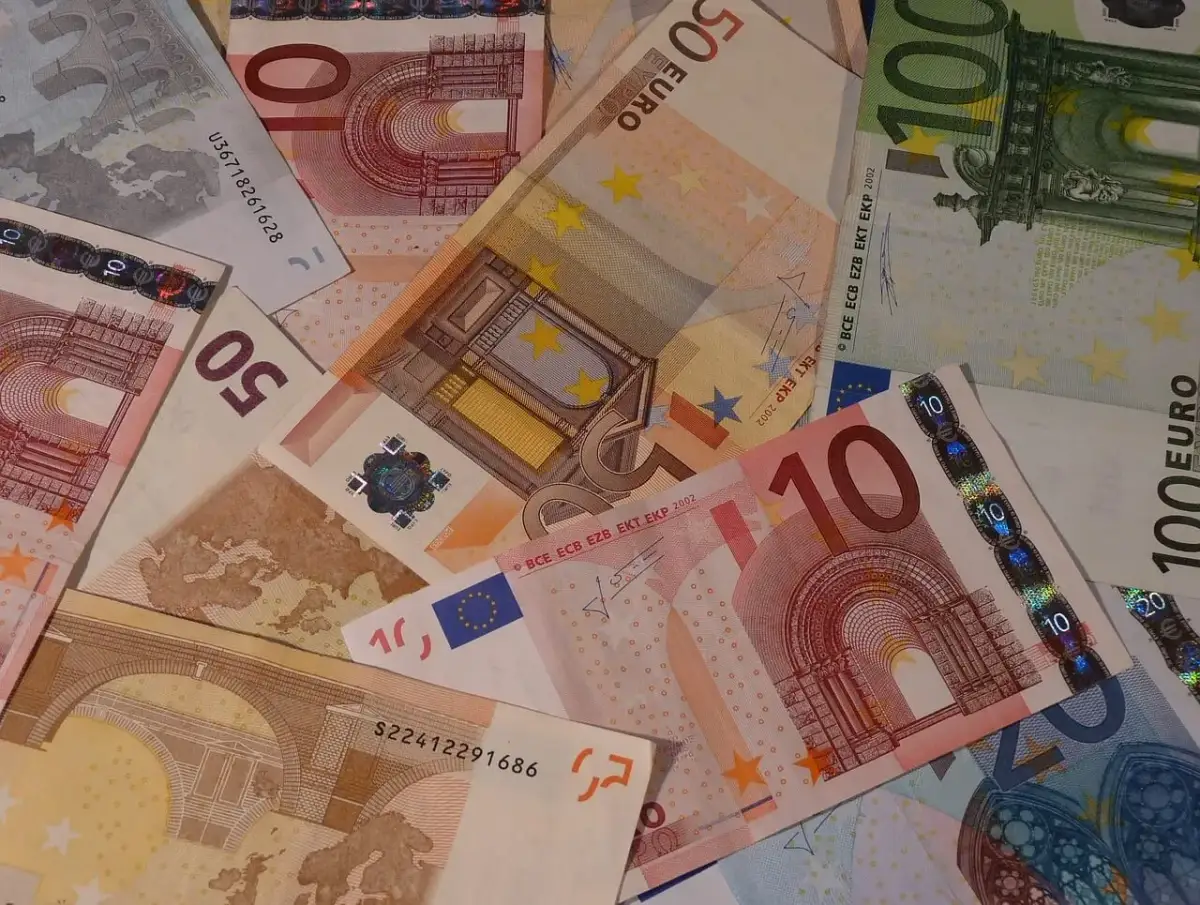 Stos banknotów euro o różnych nominałach: 10, 50 i 100 euro.
