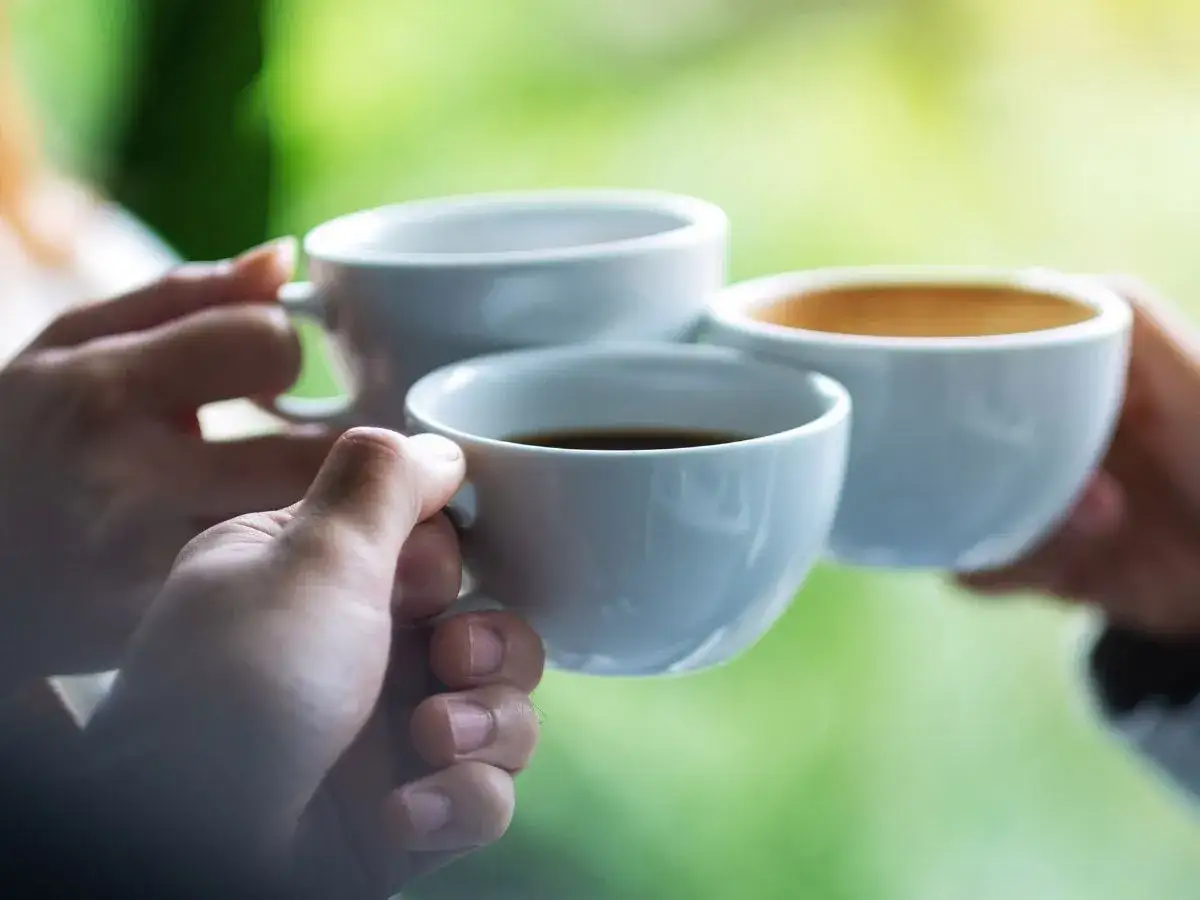 Ile kawy można pić dziennie? Poznaj bezpieczne limity i skutki zdrowotne