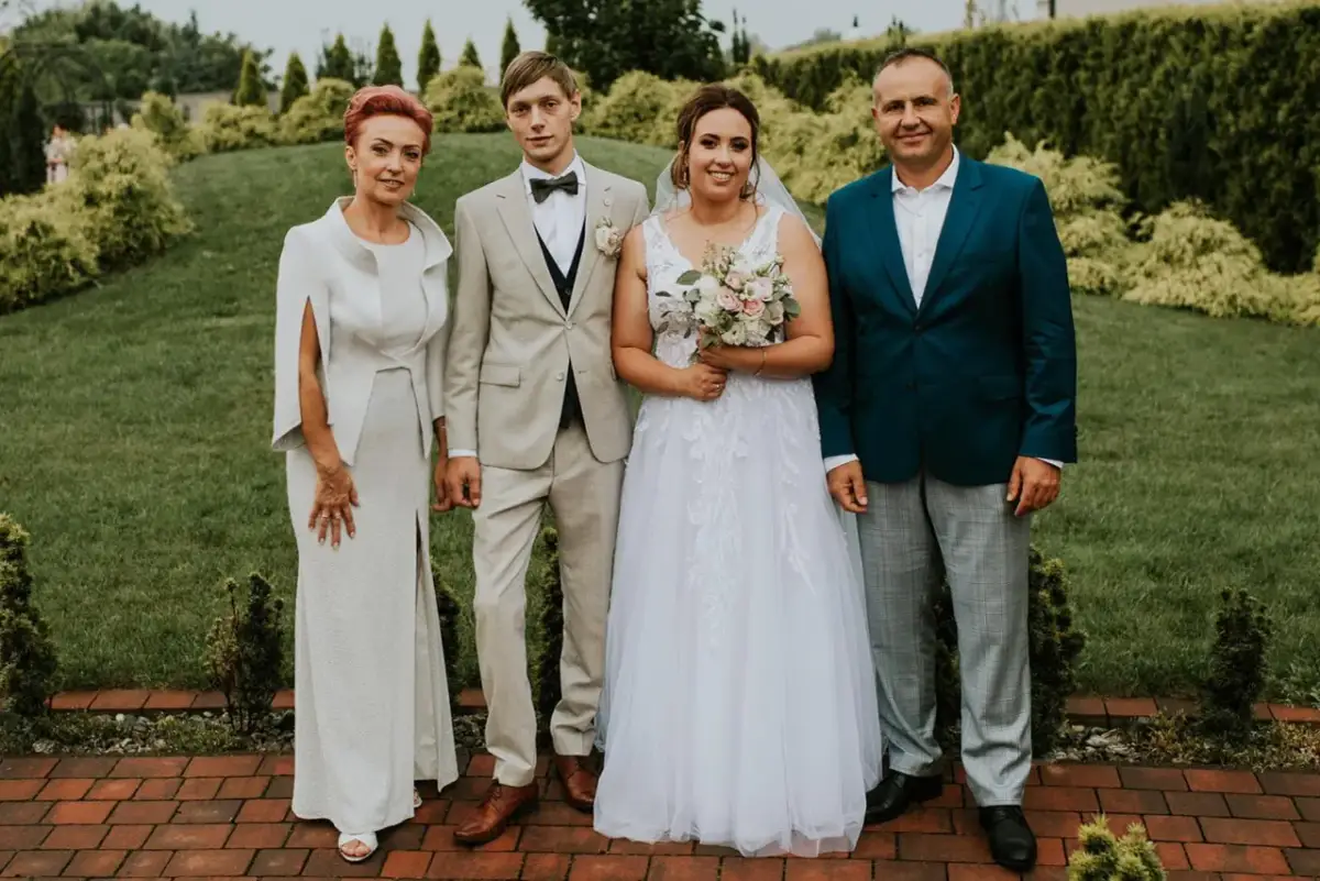 Mama pana młodego: Jak wybrać idealny strój na wesele?