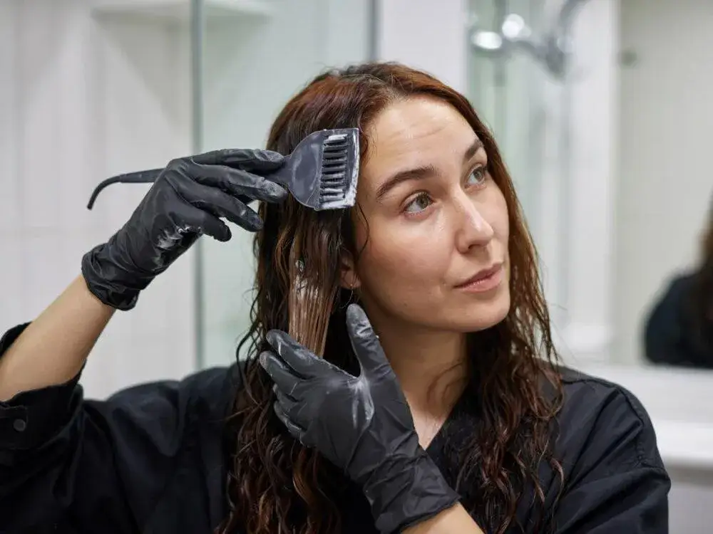 Co ile farbować odrosty, aby uniknąć zniszczenia włosów?