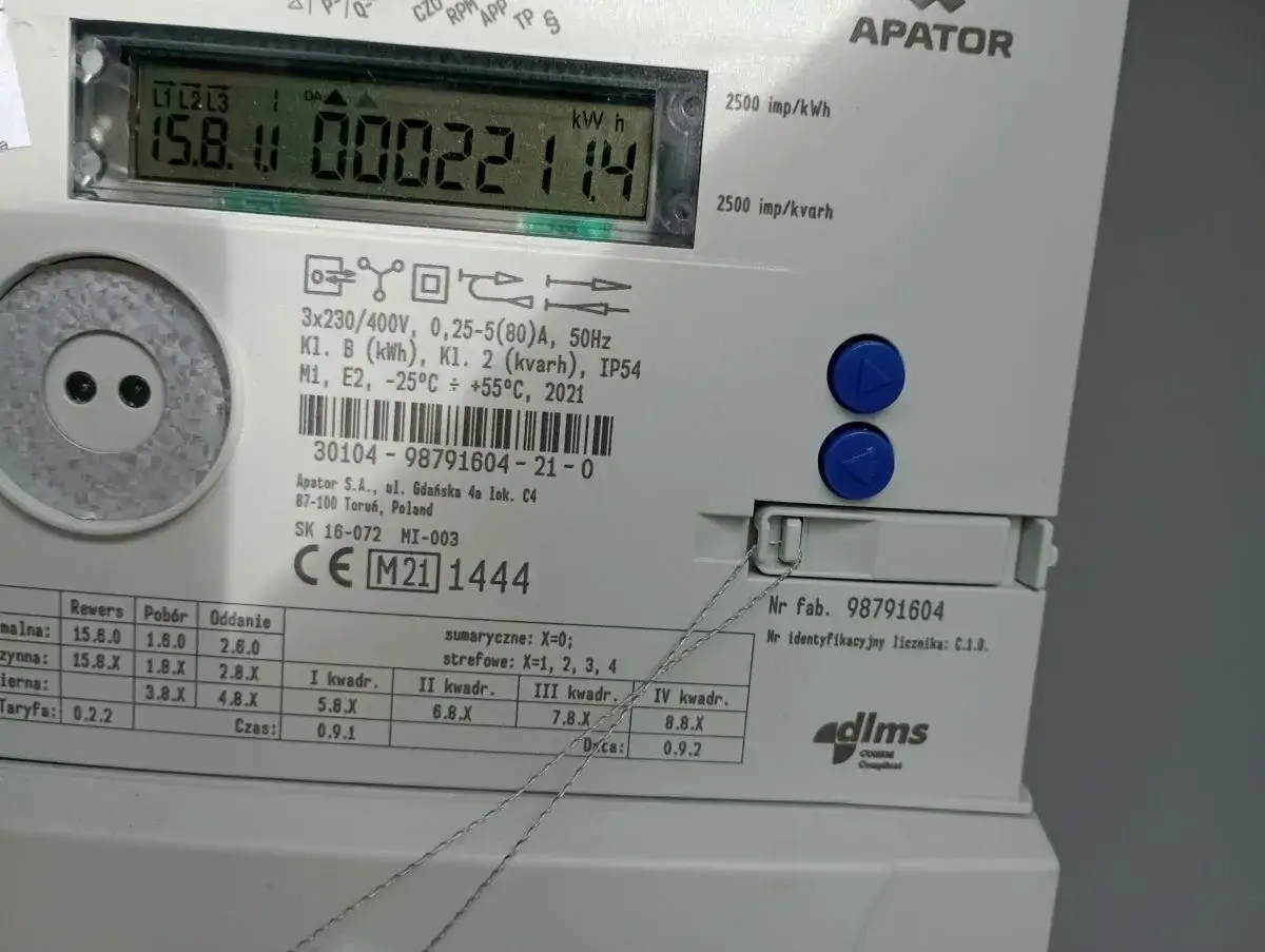Cyfrowy licznik energii elektrycznej APATOR z widocznymi kody licznika energii elektrycznej i numerem fabrycznym 98791604.