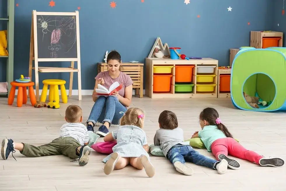 Ile opiekunek w przedszkolu? Kluczowe normy i wpływ na dzieci